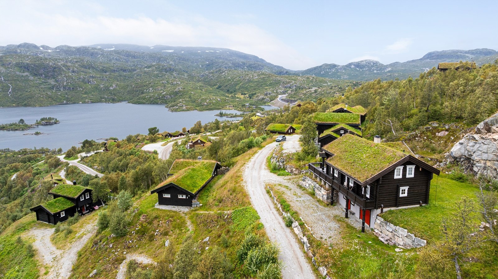 Haukelifjell Skisenter ligger noen minutters kjøring unna. Heisene her trekker deg fra 845 til maksimalt 1217 meter over havet. Galleribilde