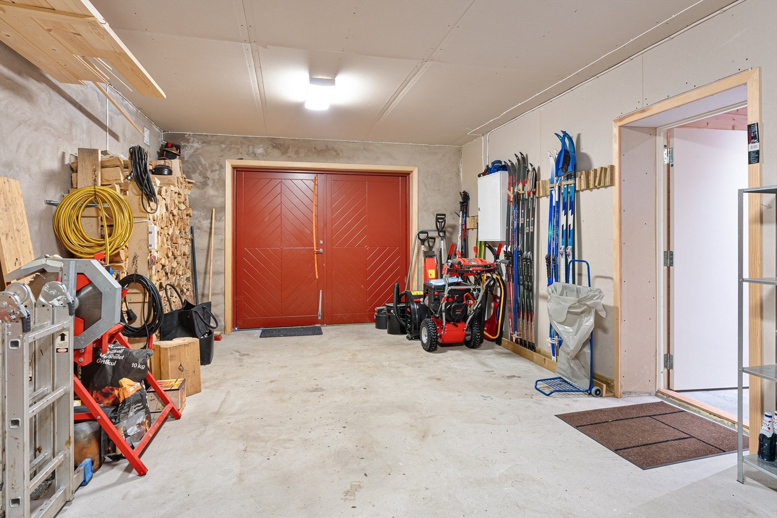 Romslig garasje med plass til å parkere en bil Galleribilde