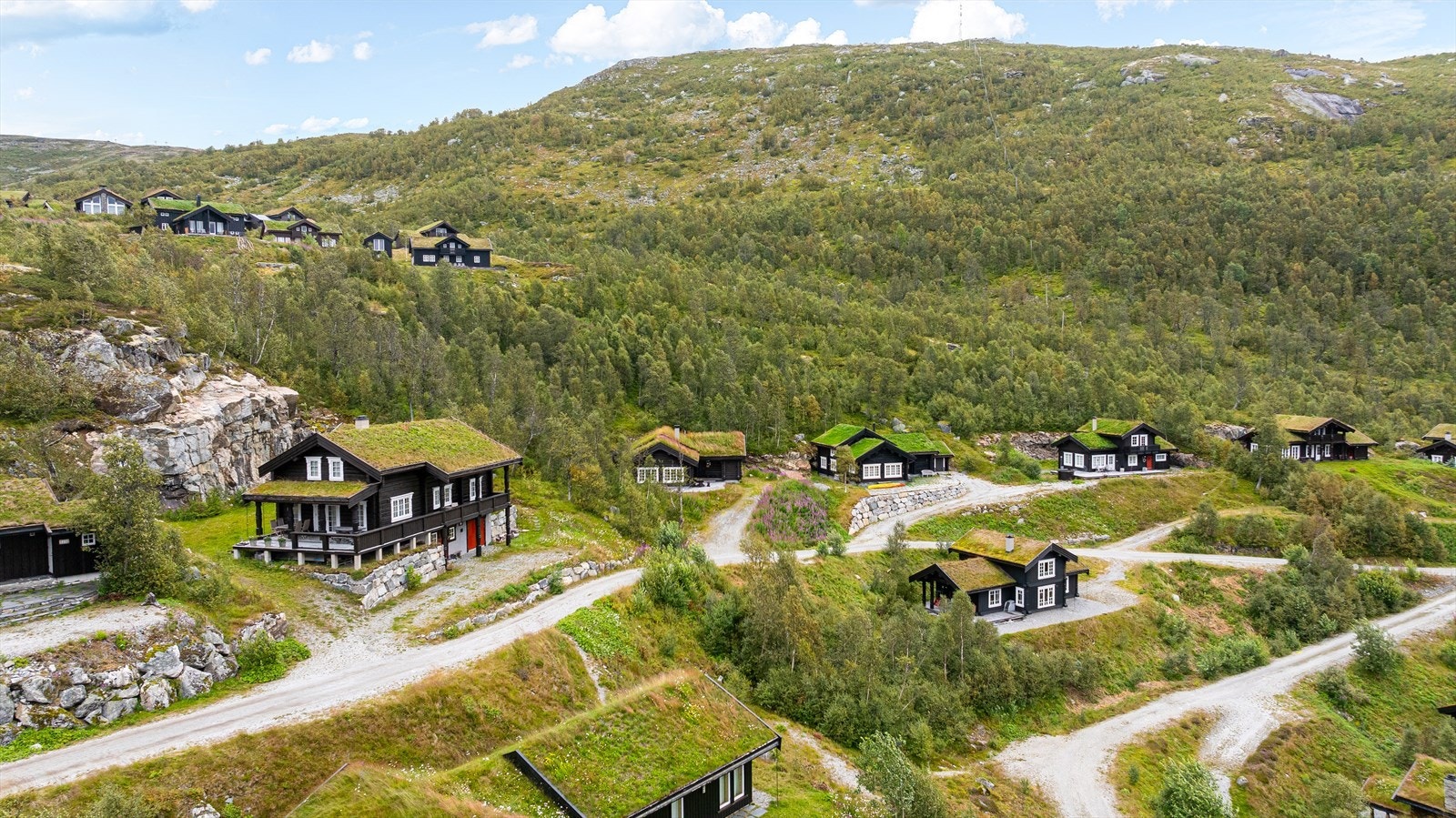 Fra eiendommen er det kort avstand til oppkjørt lysløype med mulighet for flotte langrennsturer, perfekt for treningsturer om kvelden. Galleribilde
