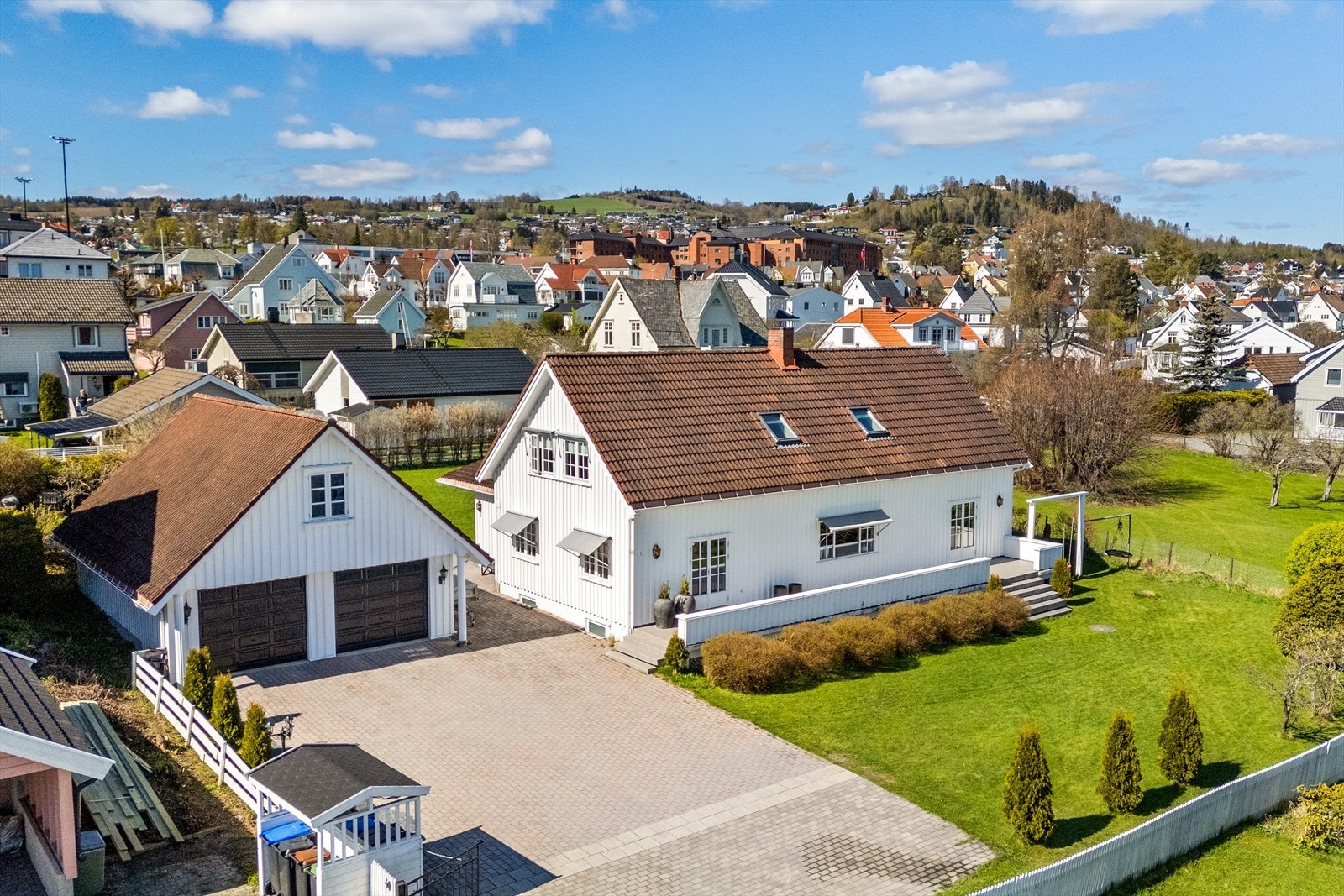 Belegningsstein på gårdsplassen. Galleribilde