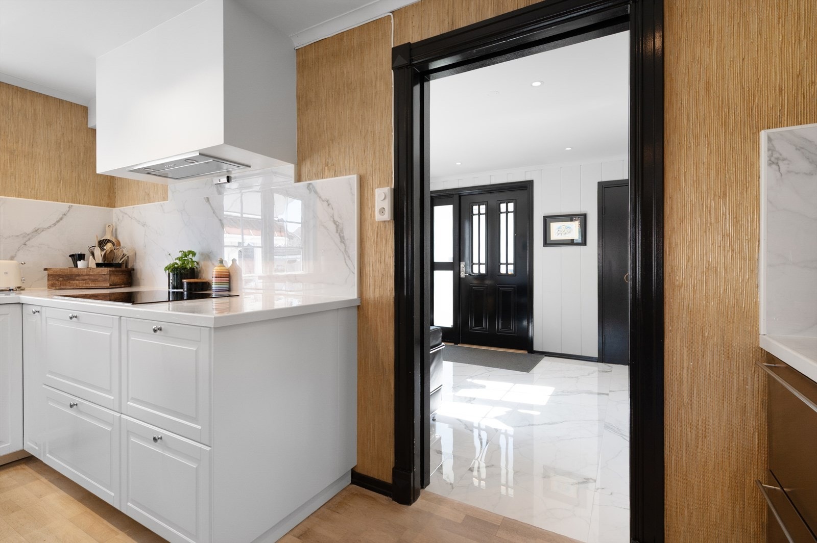 Åpen løsning mellom kjøkken og gang. Galleribilde