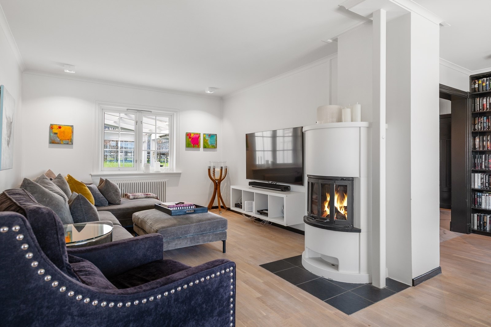 Koselig del av stuen, med vedfyring og god atmosfære. Galleribilde