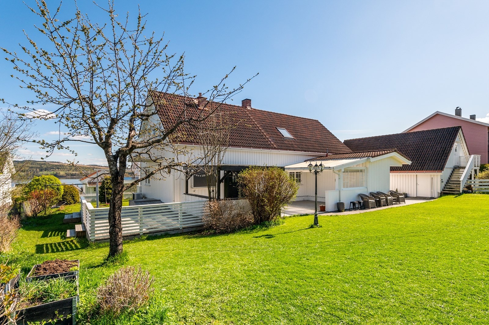 Stor hage rundt huset. Galleribilde