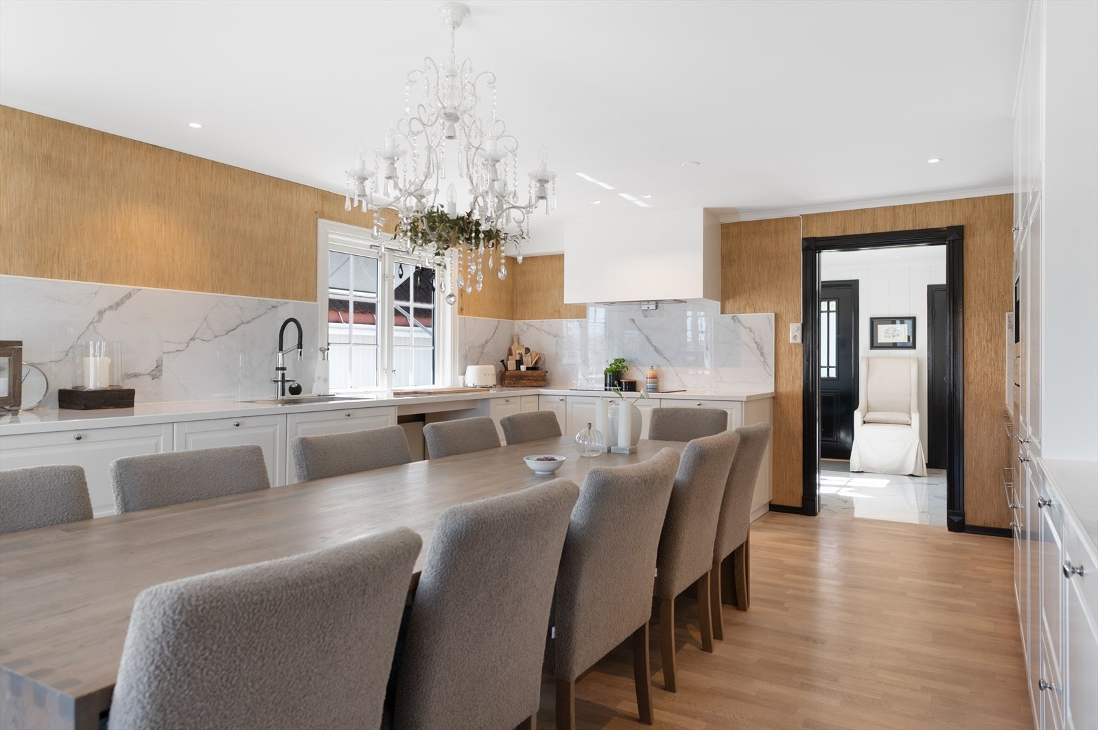 Kjøkken med lys innredning og godt med benkeplass. Galleribilde