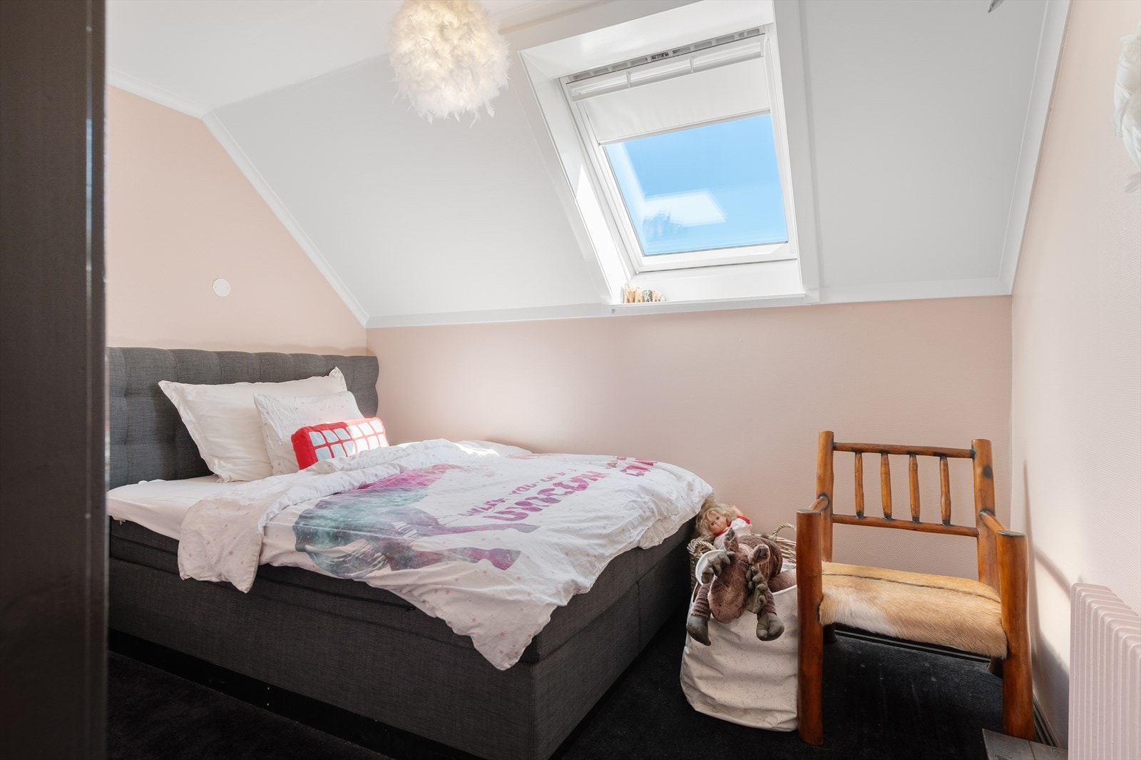 Soverom III med takvindu. Galleribilde