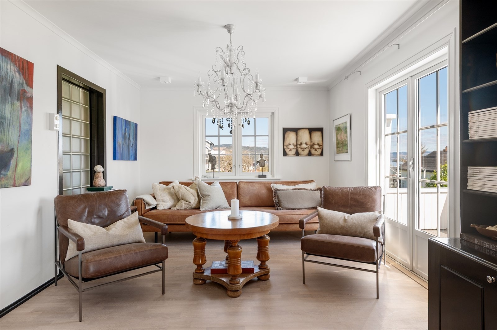 Godt med dagslys inn gir en luftig og god romfølelse. Galleribilde