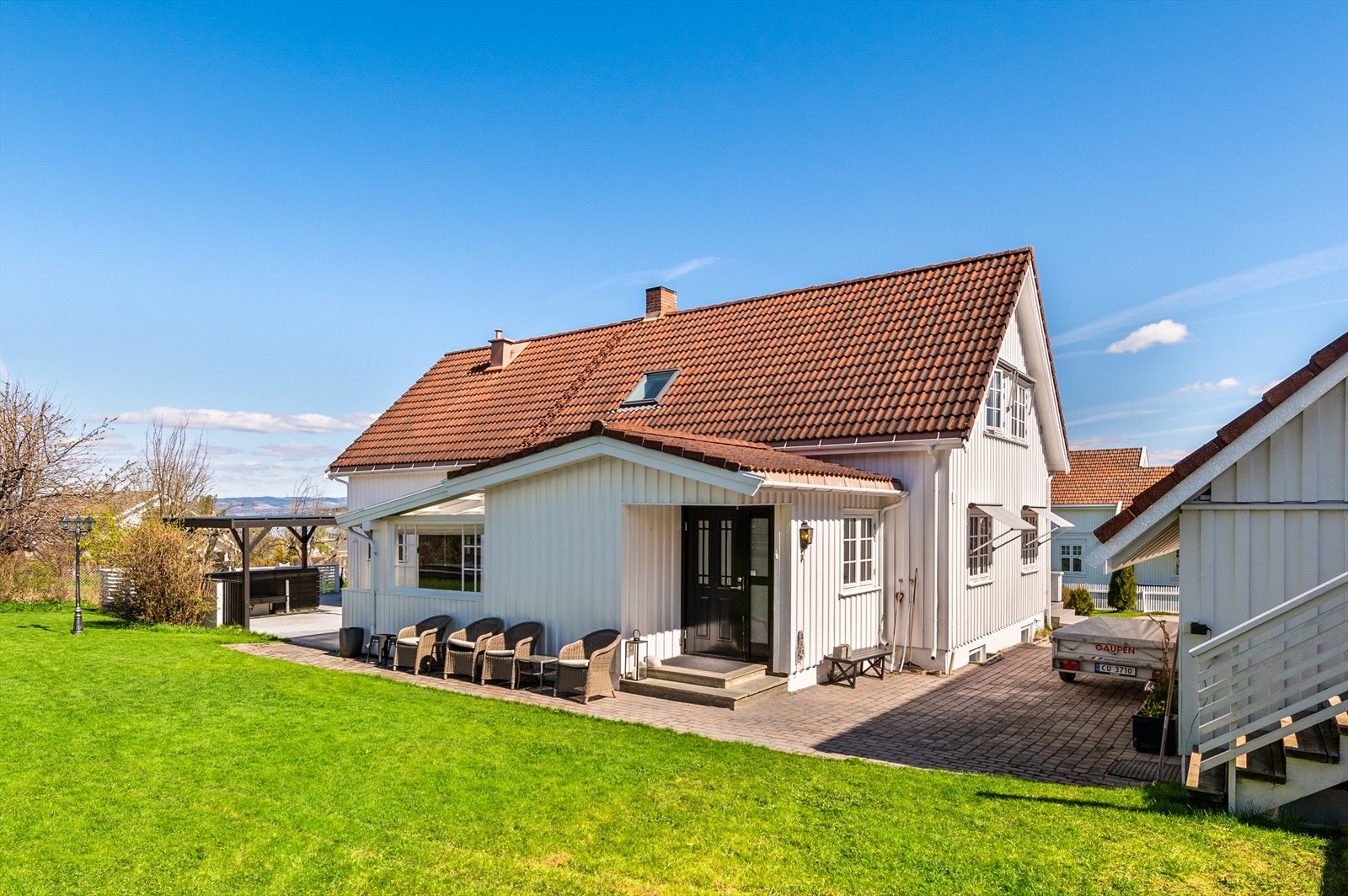 Tomt med plen rundt boligen. Galleribilde