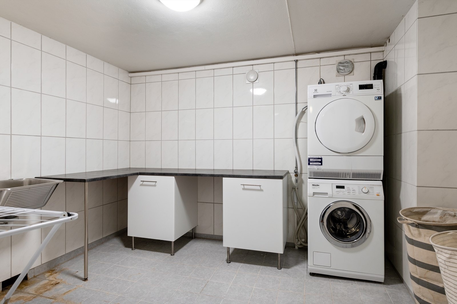 Praktisk vaskerom i kjelleren. Galleribilde