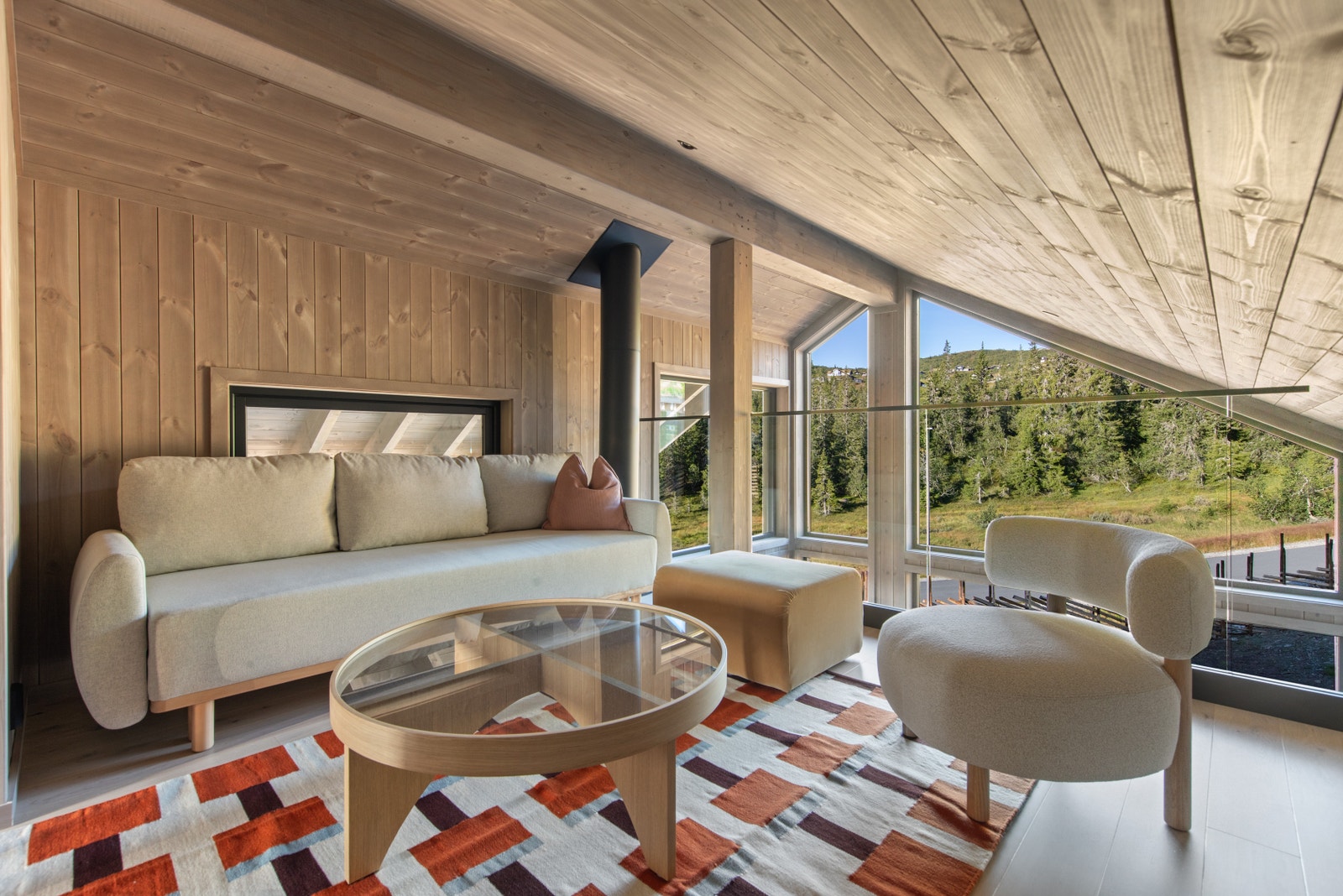 Her kan man kose seg med en TV-serie på kvelden eller nyte utsikten. Psst... Her kan ungdommen få sin egen avdeling. Galleribilde