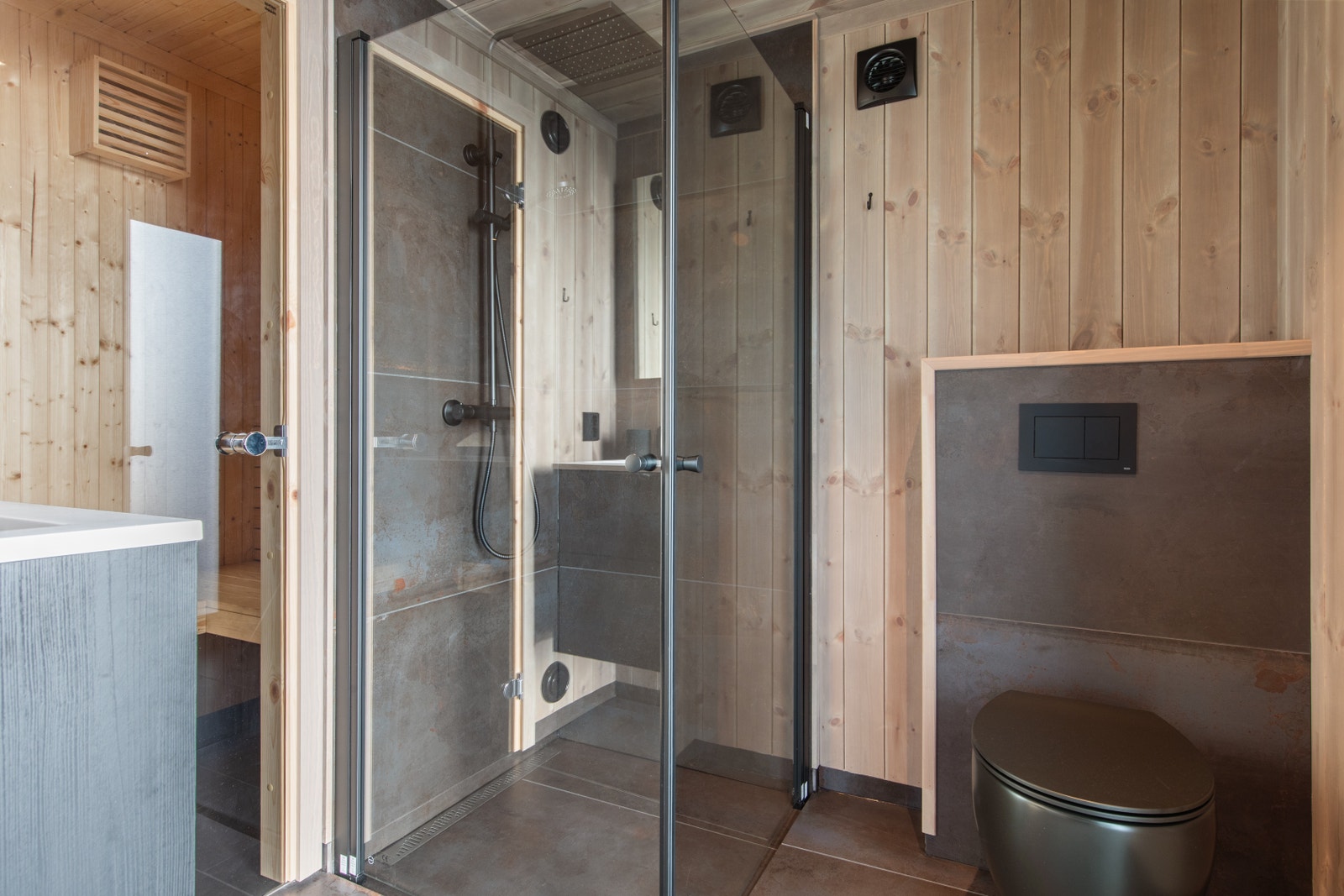 Det store badet nede i første etasje, leveres smakfullt og moderne innredet, og selvfølgelig med sauna. Det er terrassedør på badet som ikke bare er praktisk, men gjør det også mulig for de mest vågale å ta seg et forfriskende snøbad. Nedsenk i dusjen og Galleribilde