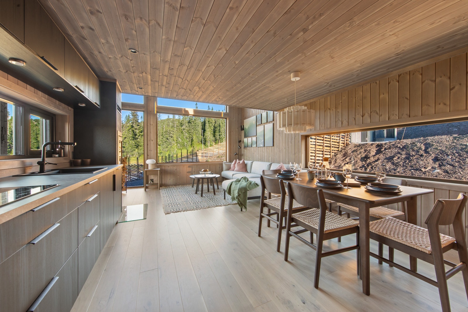 Kjøkkenet er utstyrt med alt man trenger av hvitevarer, skuffer og skap og er et kvalitetsprodukt fra HTH. Galleribilde