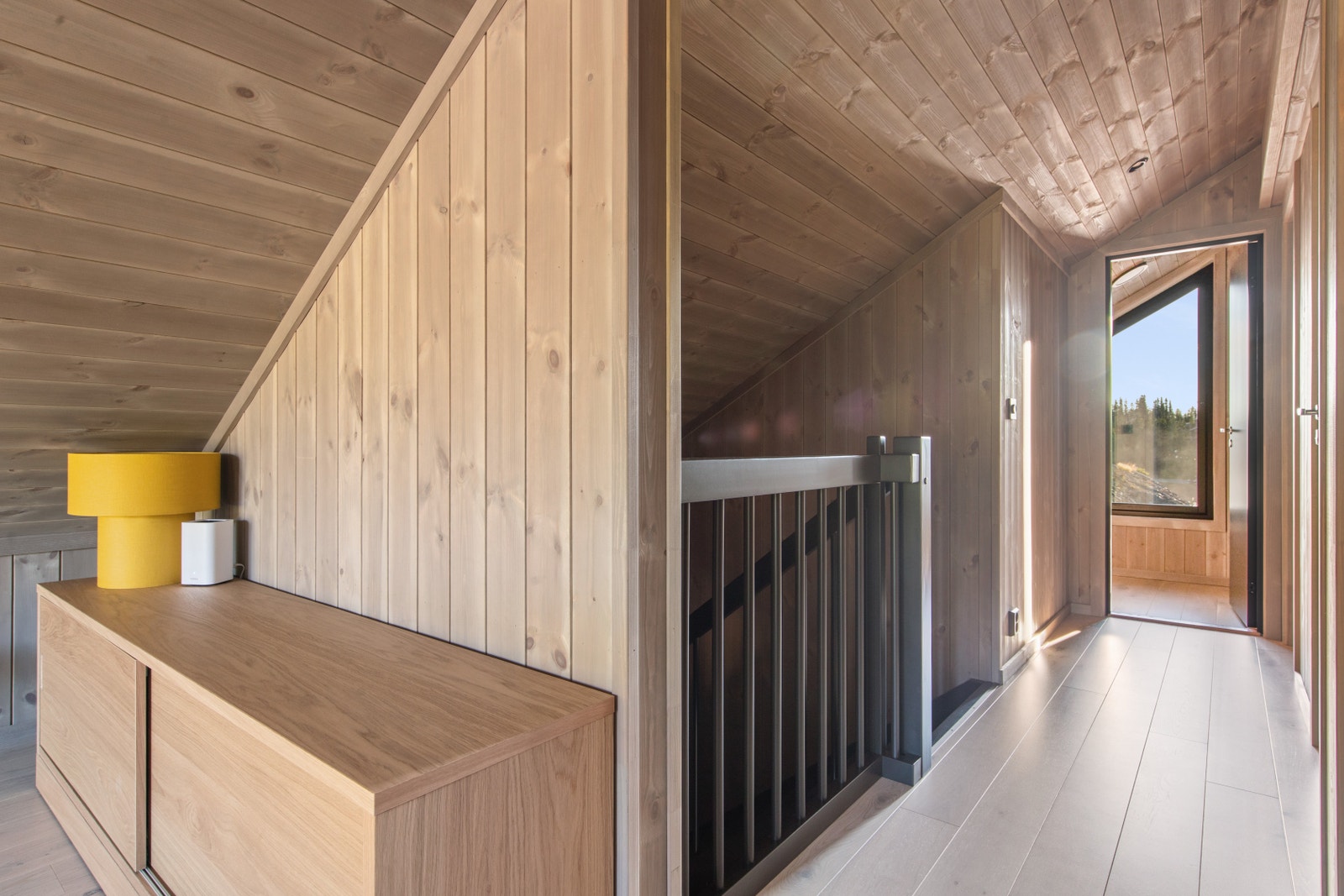 Det er 2,2 meter under takbjelken og dette gjør andre etasjen mer anvendelig enn en vanlig hyttehems. Galleribilde