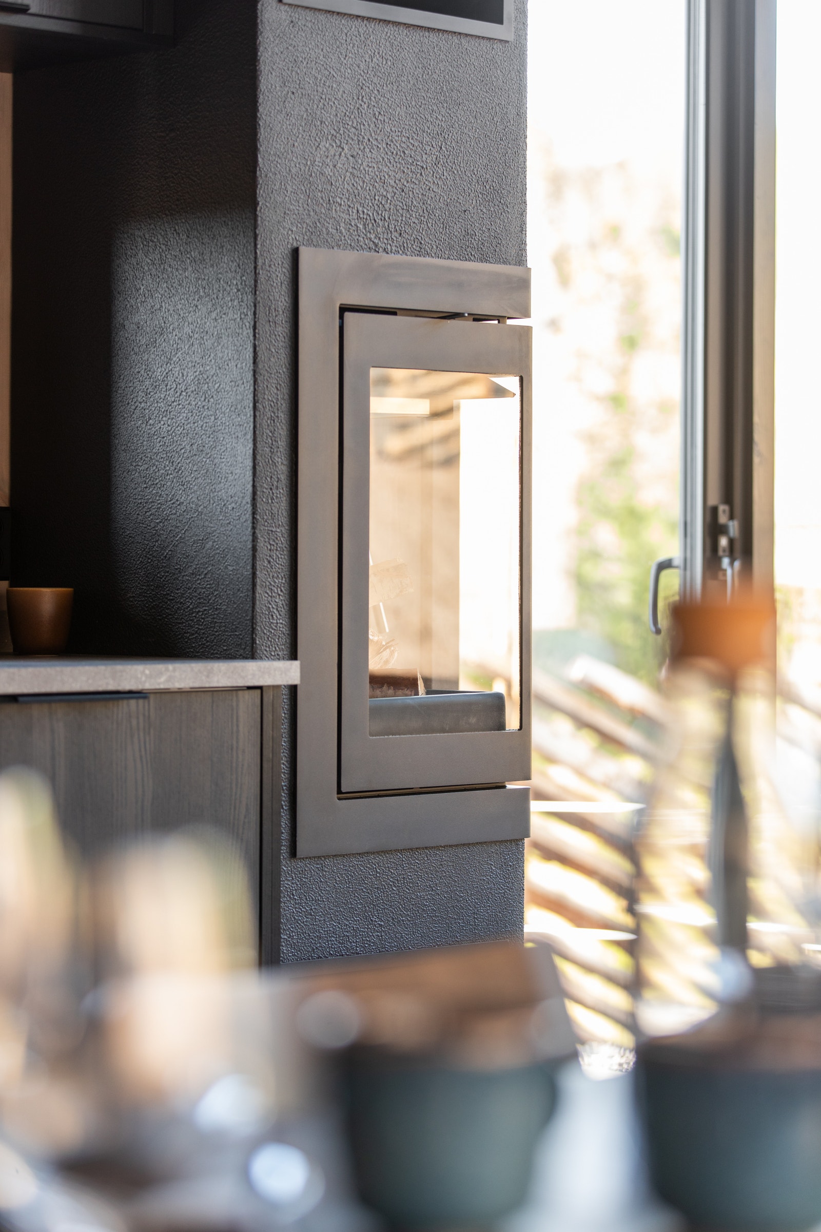 Store glassflater i peis/peisovn gir et fint flammebilde. Galleribilde