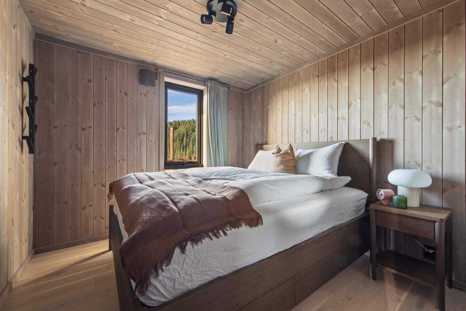 Master bedroom i første etasje har god plass. Fra sengen her kan du nyte utsikten... Galleribilde