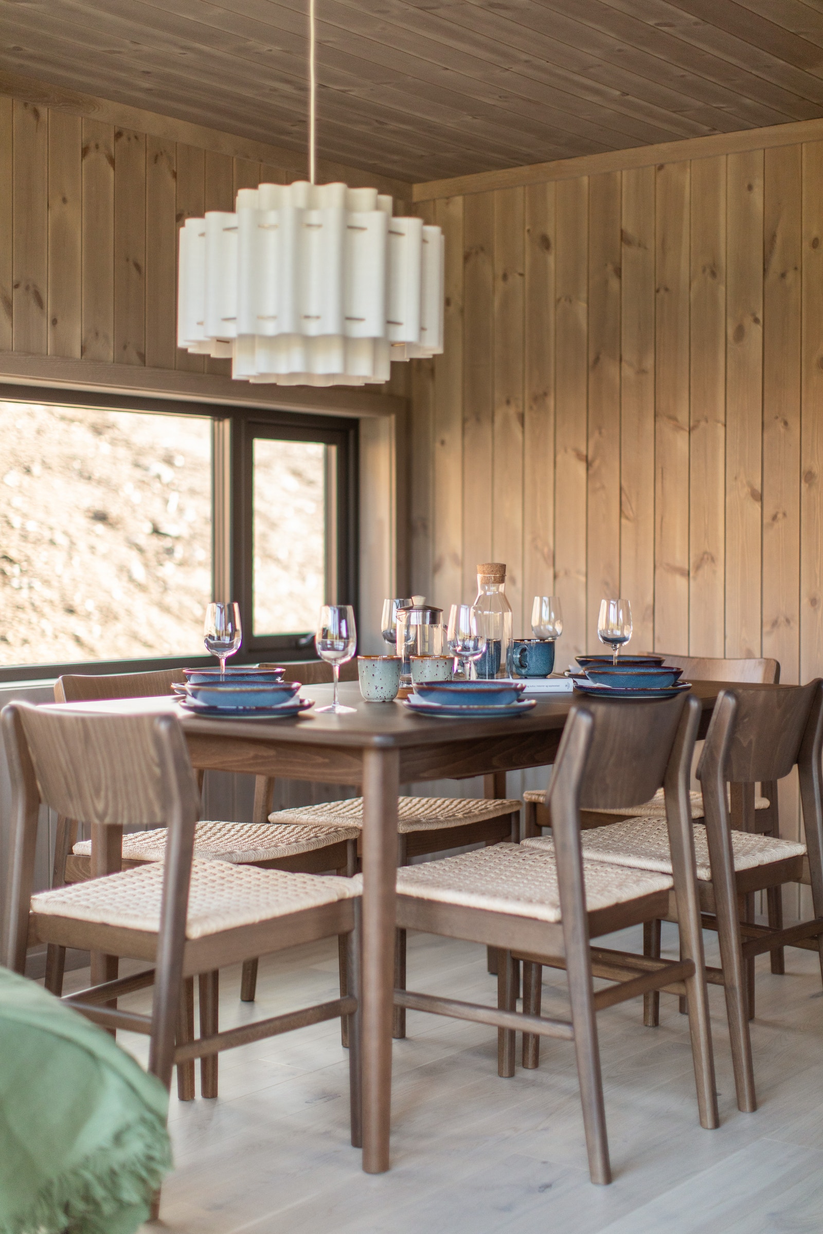 Det er god plass til hele familien rundt spisebordet. Galleribilde