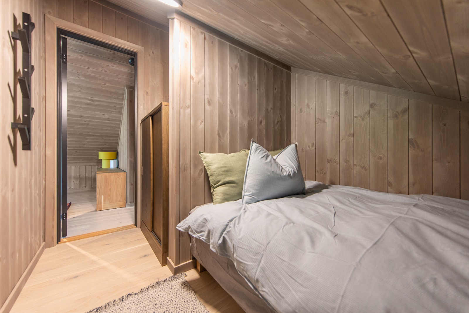 Dette er det minst soverommet i hytta. Det er plass til en 120 cm seng på dette rommet. Alle vinduene i andre etasje har barnesikring. Galleribilde