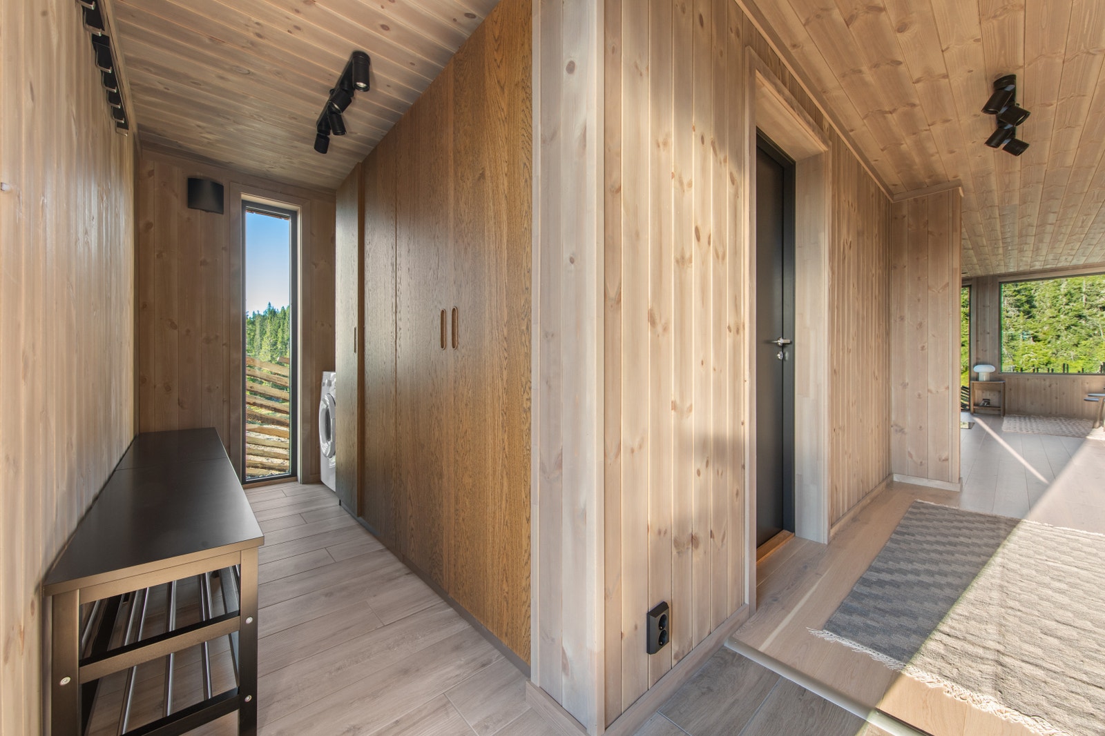 Garderoben har god plass til skap. Her er det opplegg til vaskemaskin og tørketrommel. Galleribilde