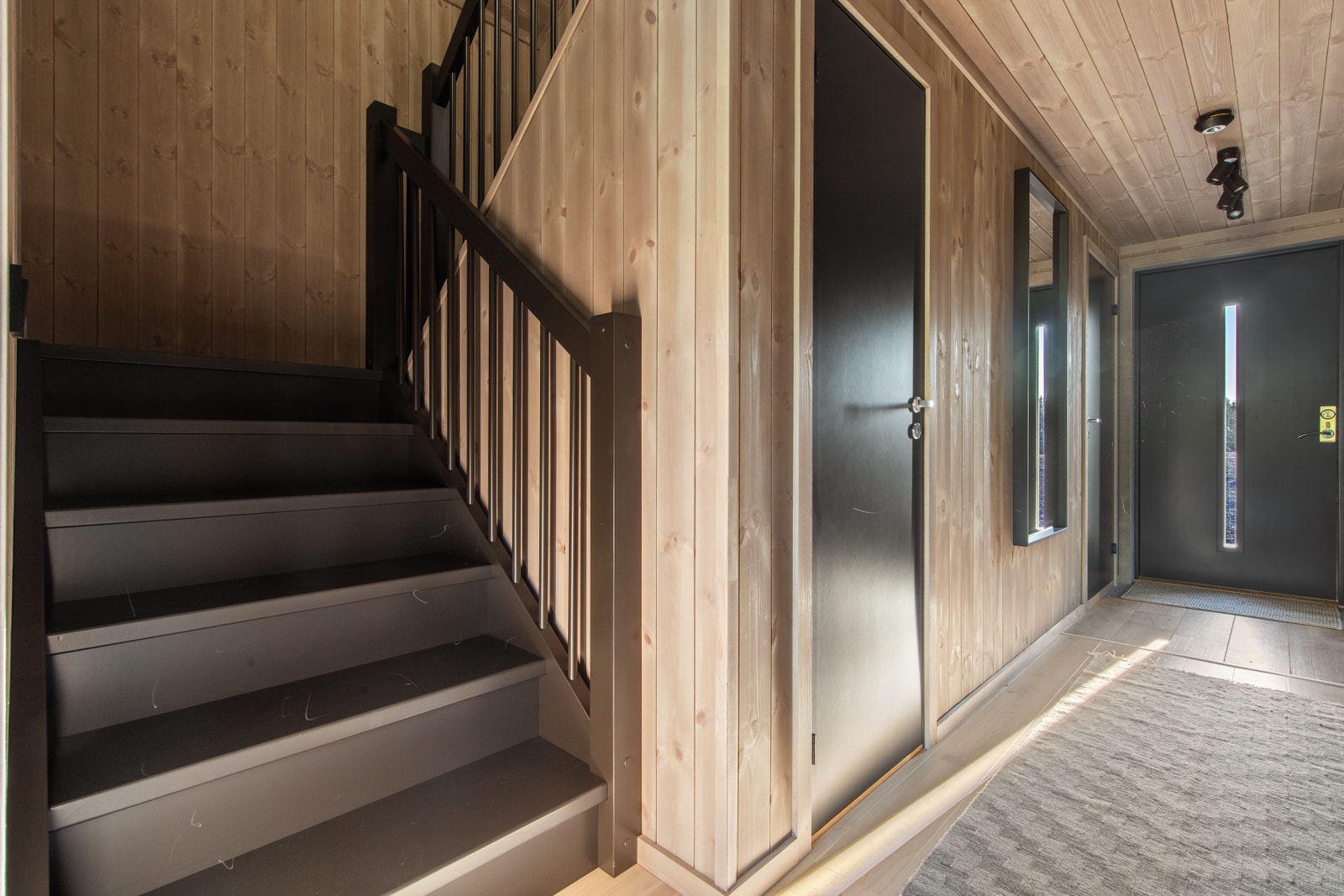 Trappen har et fint design og er trygg å gå i. – Bli med opp å se. Galleribilde