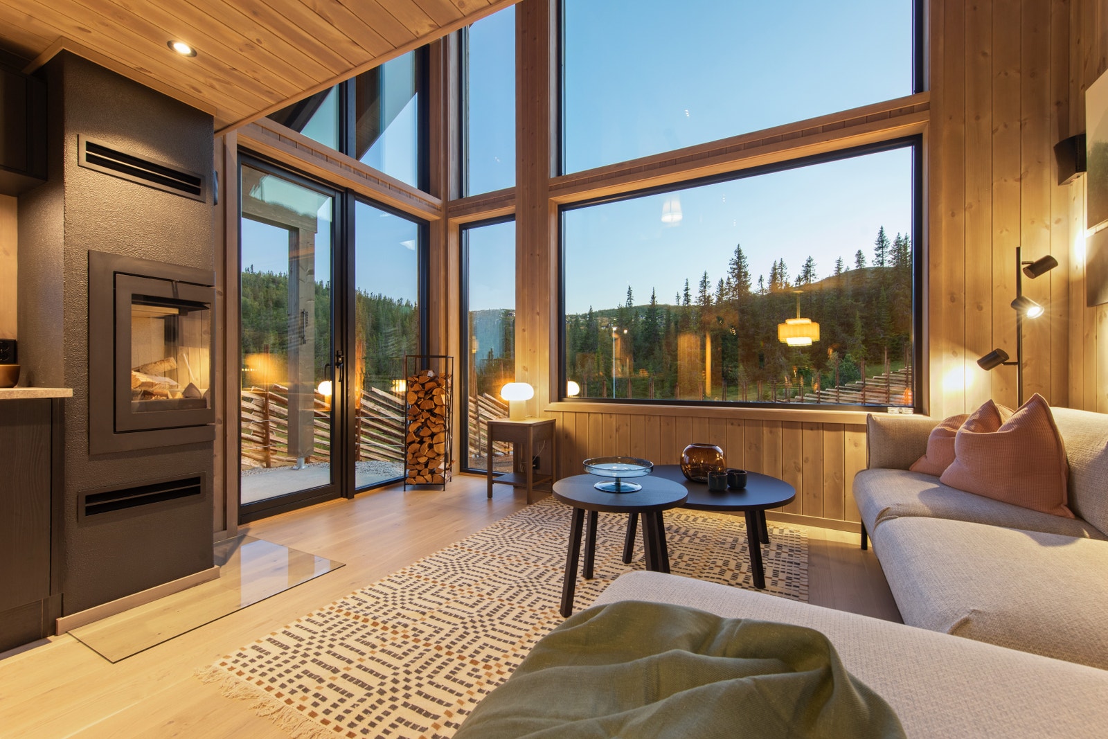 Stuen er romslig og har åpen himling, med store 3-lags vinduer med soldemping. Galleribilde