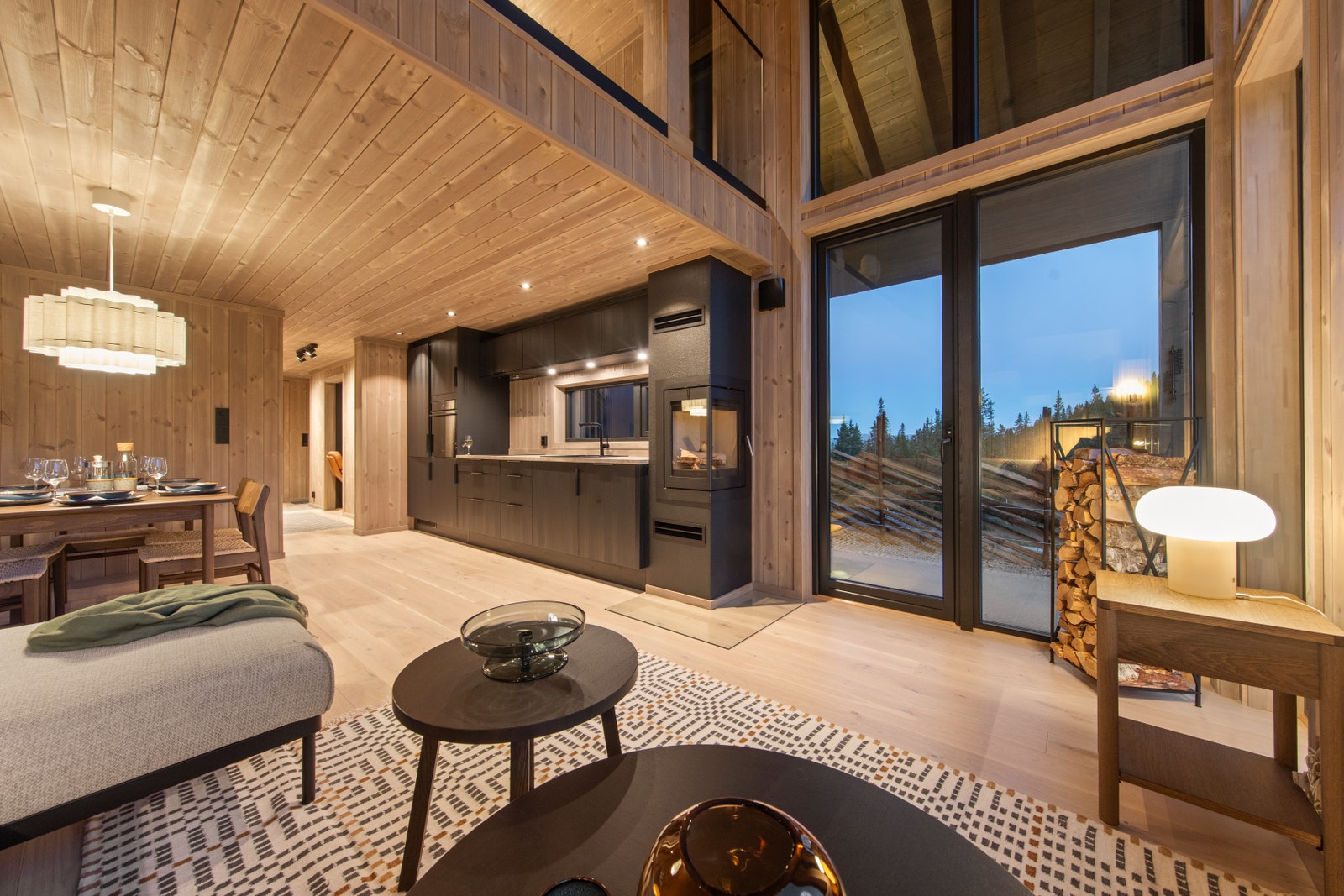 Antallet vinduer i stuen og plasseringen sikrer ikke bare utsikt, men skaper en naturlig rolig stemning – Her kan man hvile ut og la rytmen i naturen styre døgnet. Galleribilde