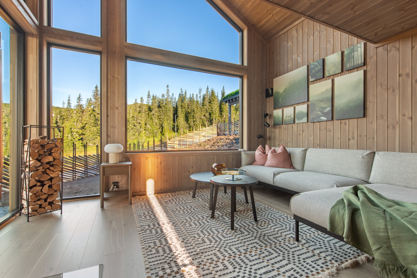 Det er åpen himling i stuen. Store vinduer gir godt lysinnslipp og "drar" naturen inn til deg. Galleribilde