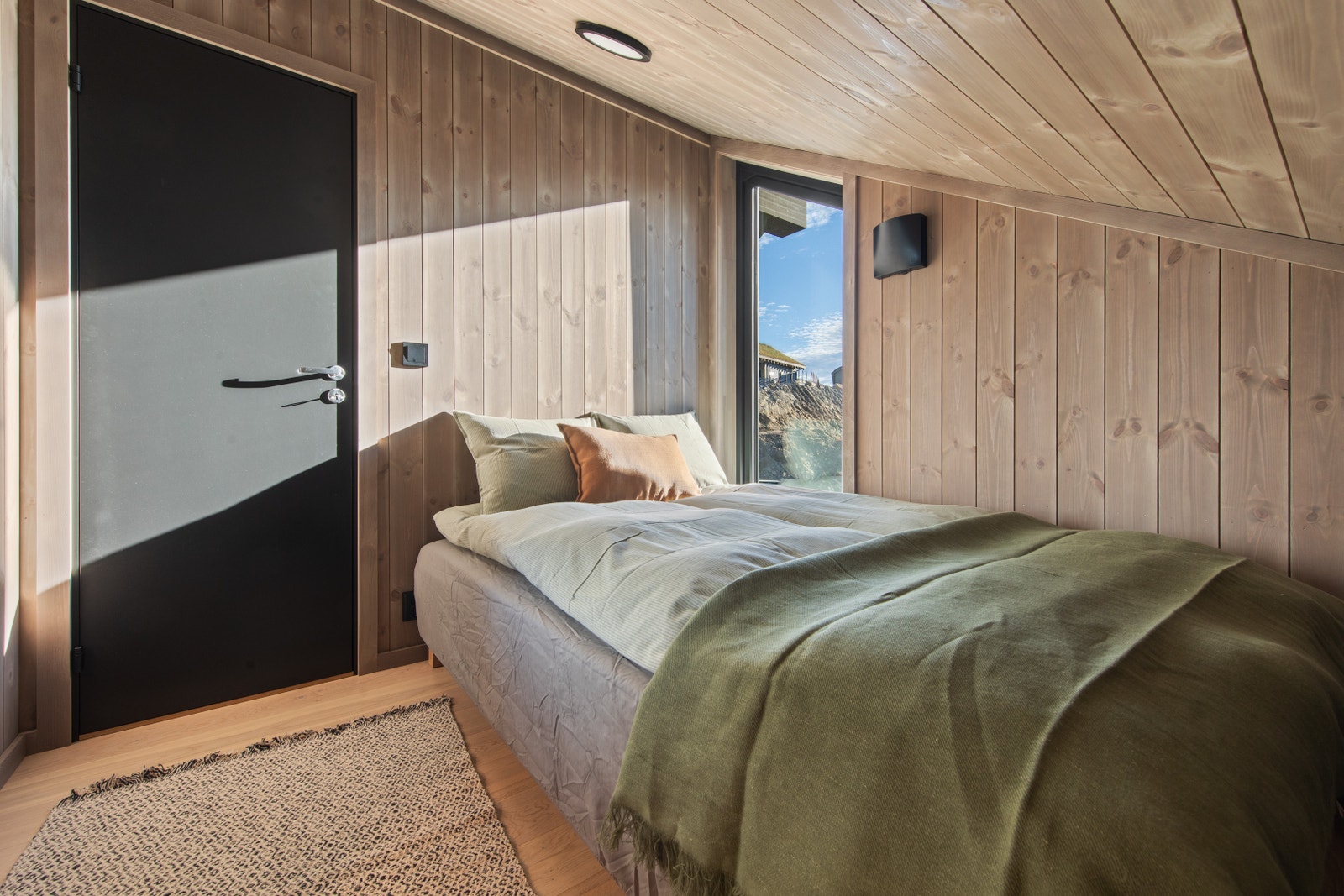 Det er 3 soverom i andre etasje, og alle har plass til seng for 2 personer. På dette soverommet er det dør til et praktisk kott. Dersom man ønsker å leie ut hytta, gir kottet en god mulighet til å låse inn det mest private. Galleribilde