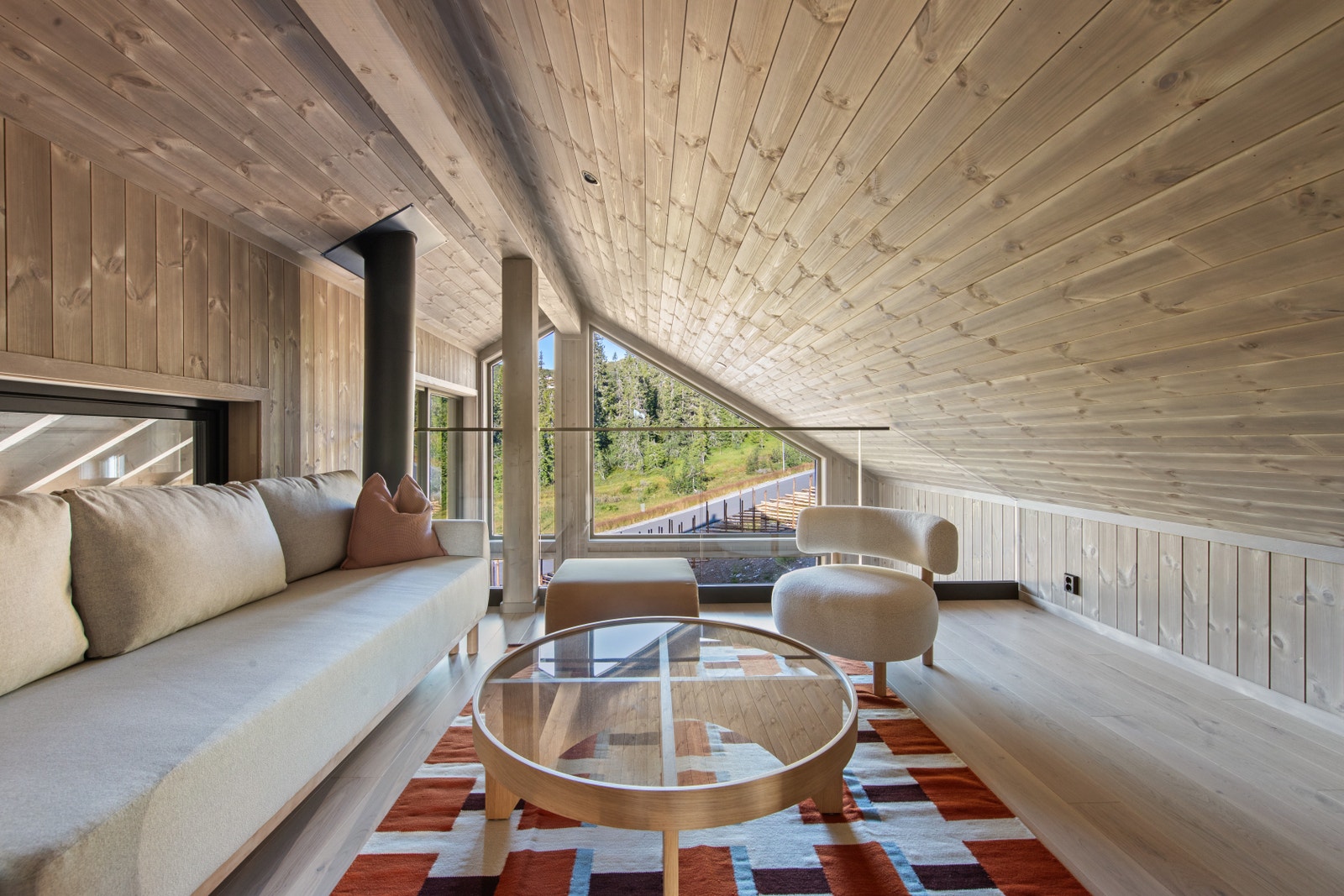 Hytta har to stuer. Her er det valgfritt om man vil ha åpen løsning med moderne glassrekkverk– som vist her, eller en skjermet løsning med vinduer. Galleribilde