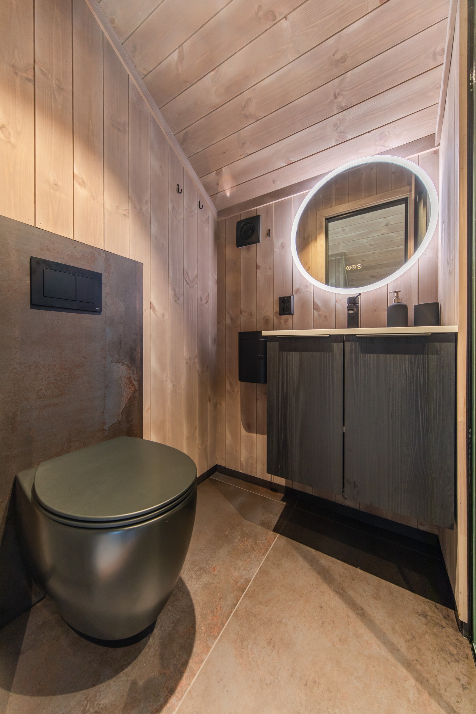 Badet i andre etasje har dusjnisje, vask og wc - her legger vi selvfølgelig varmekabler også. Galleribilde