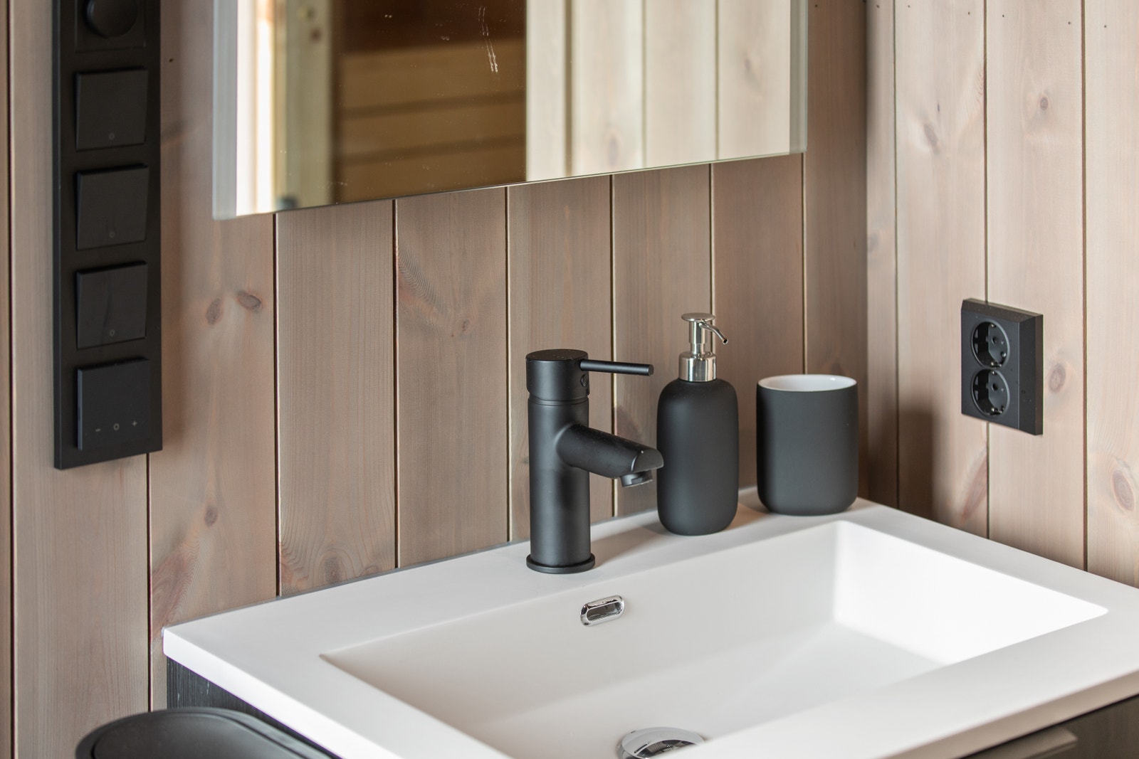 Vi leverer hyttene med komplett baderomsinnredninger fra HTH (servant, skap, speil m/lys), med moderne sorte kraner og blandebatterier. Lysbrytere og kontakter er også sorte i hytta. Galleribilde