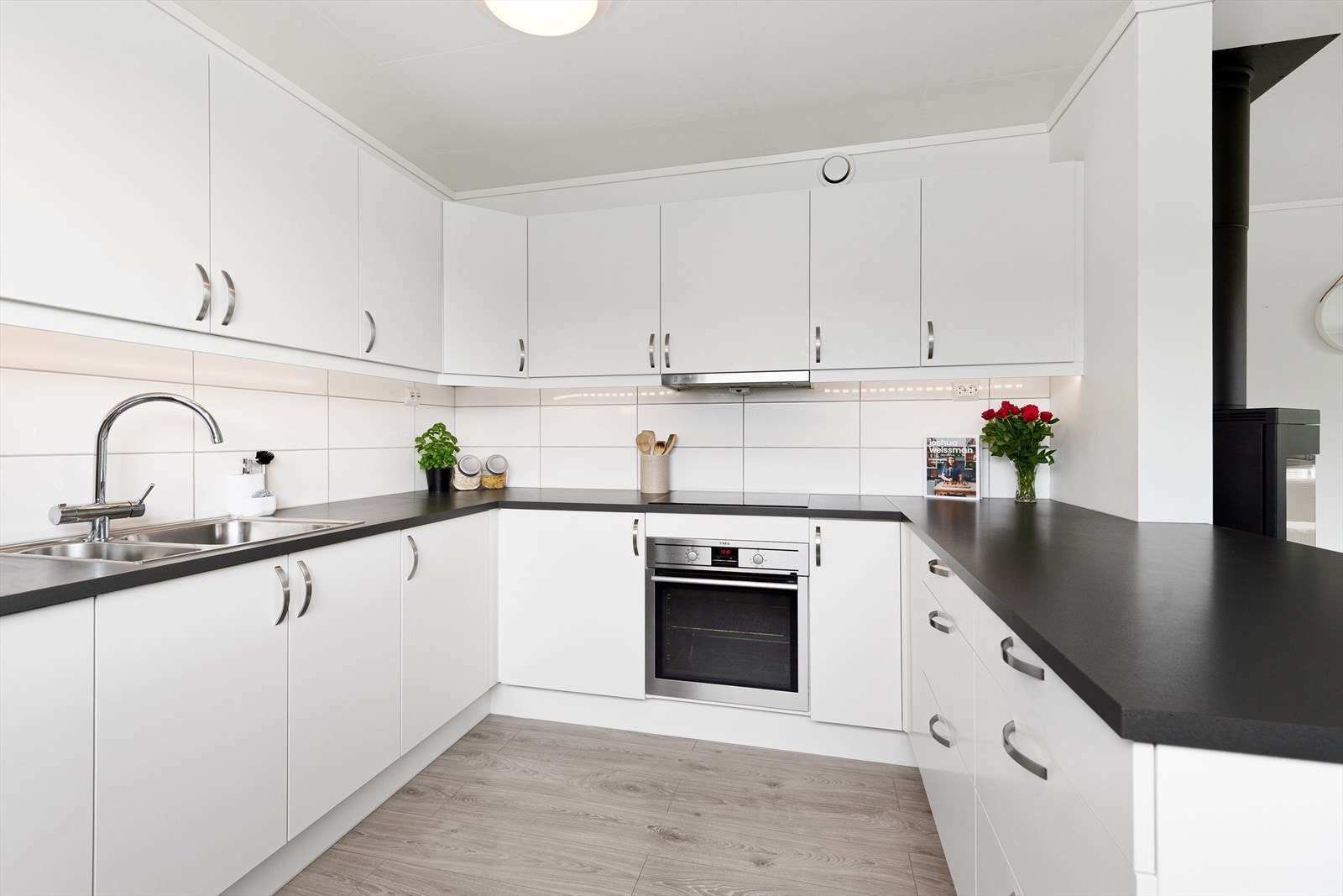 Godt med skap- og benkeplass på kjøkkenet. Alle hvitevarer medfølger i handelen. Galleribilde