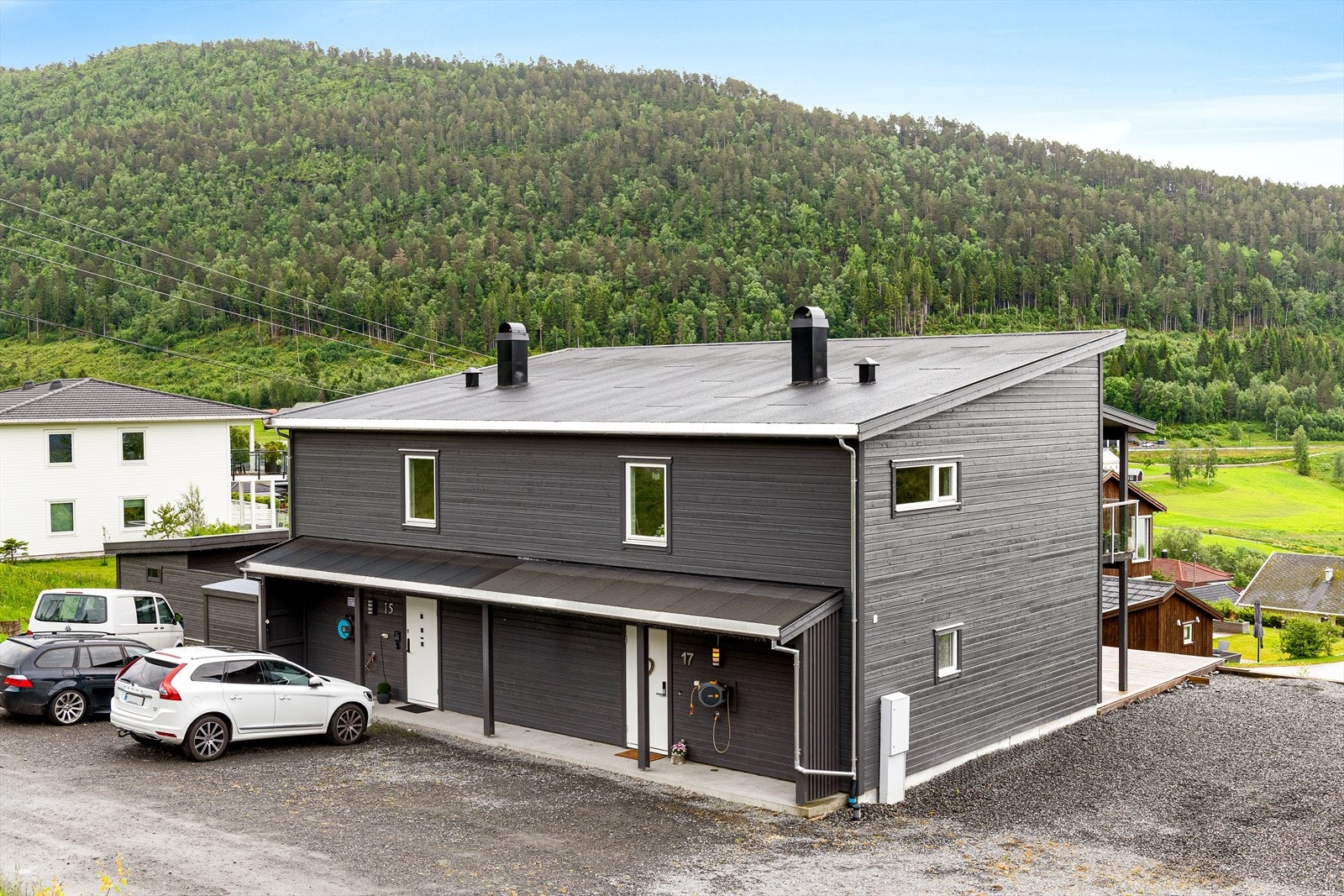 God parkeringsdekning både foran inngangsparti, og ved siden av boligen. Galleribilde