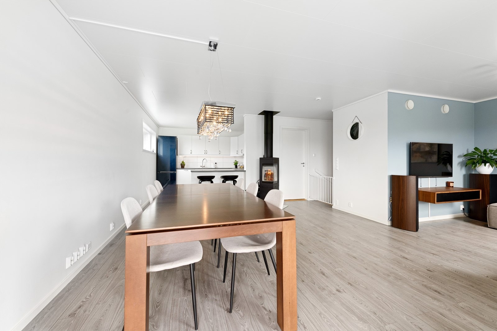 Stue og kjøkken i åpen løsning. Galleribilde