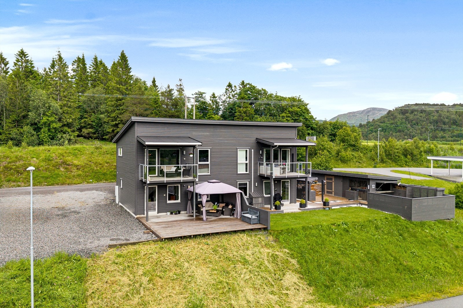 Innholdsrik og moderne bolig med solrike uteplasser. Galleribilde