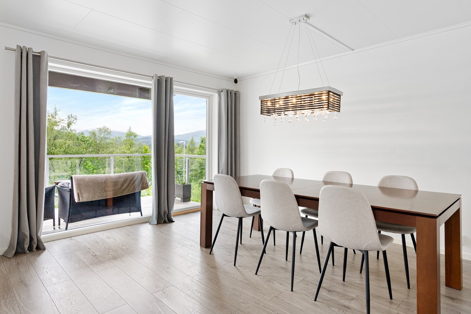 God plass til å samle familie og venner rundt bordet. Utgang til solrik balkong. Galleribilde