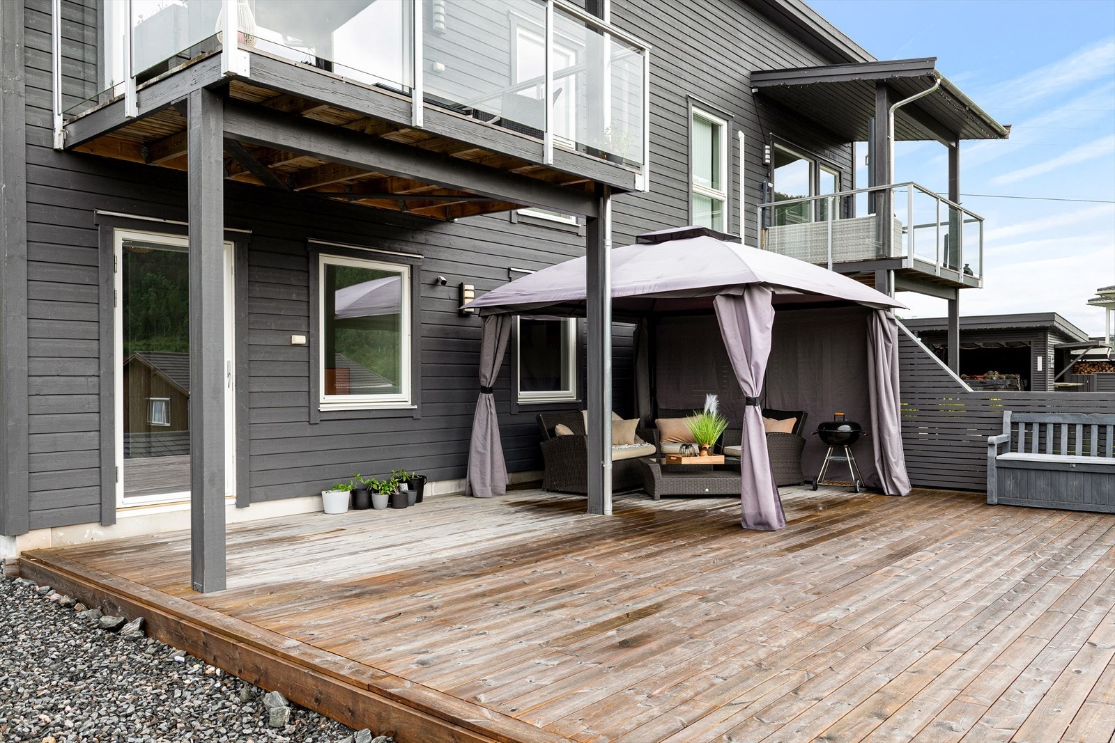 Stor terrasseplatting med paviljong. Galleribilde