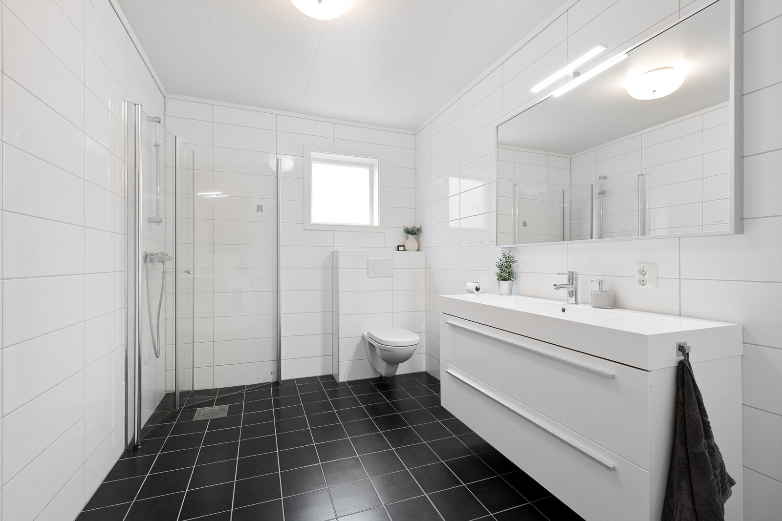 Stort helfliset bad/wc med varmekabler i gulv. Galleribilde