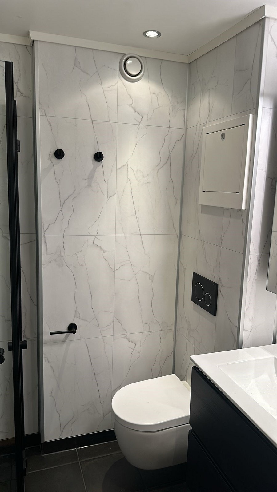 Badet er flislagt og har varmekabler i gulvet - Pusset opp i 2024 Galleribilde