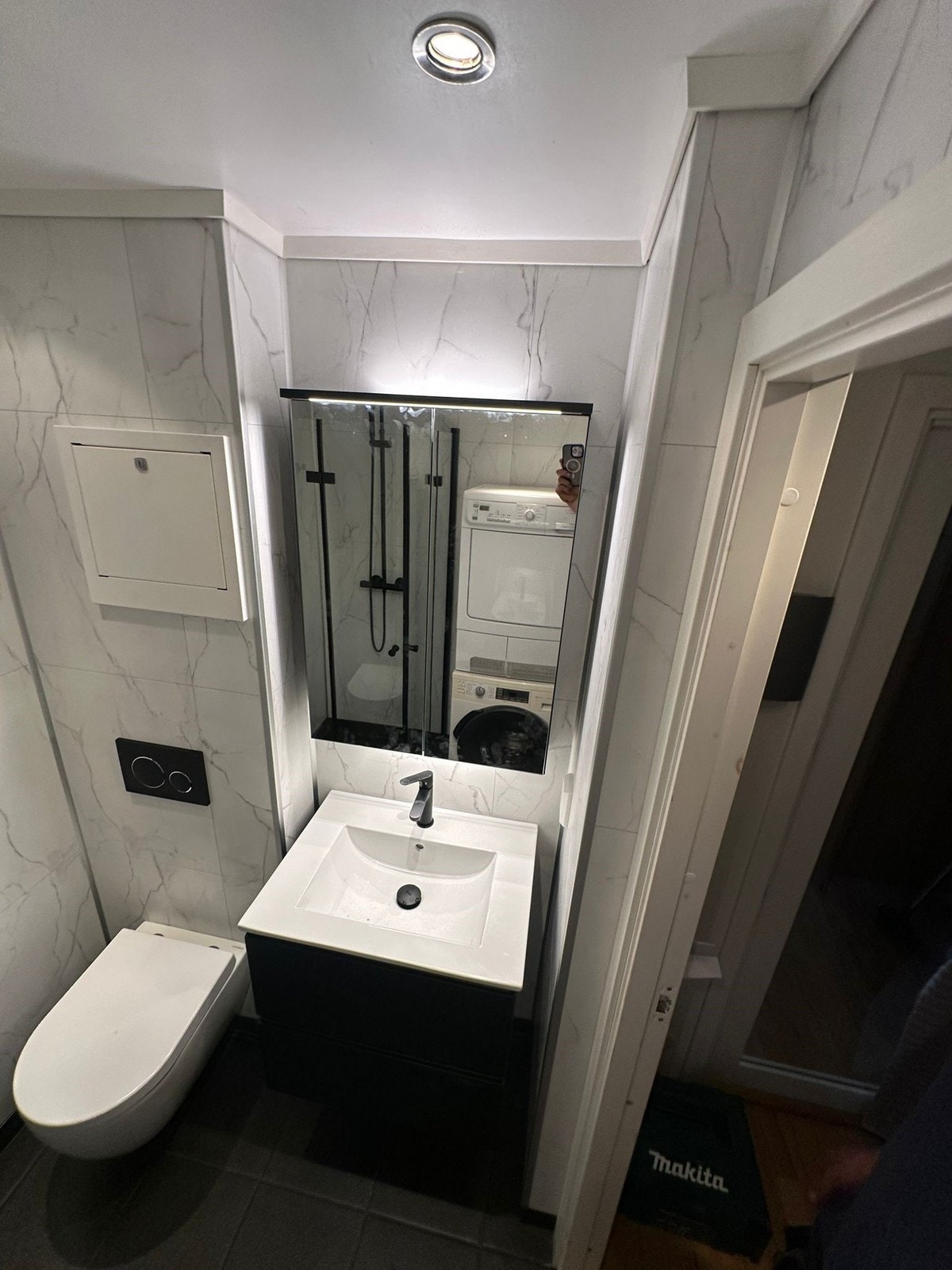 Det er opplegg for vaskemaskin på badet – Følger med så lenge de fungerer Galleribilde