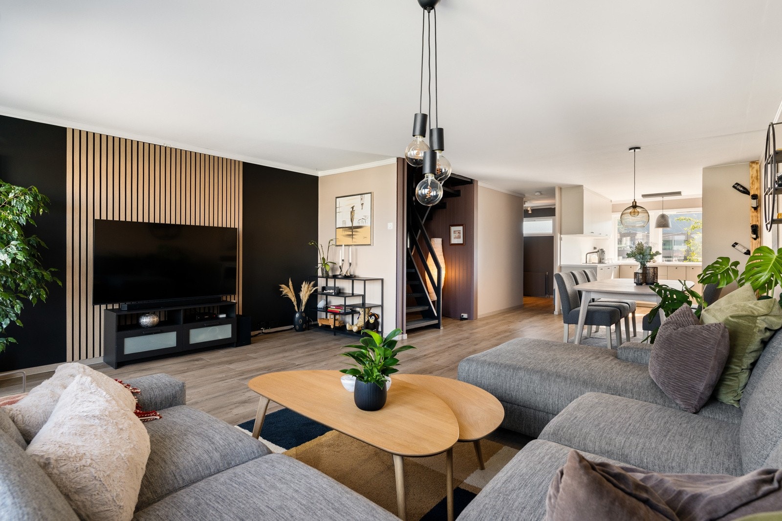 Oppholdsrommet oppleves lyst og luftig med vindusflater ved begge endevegger. Det er oppvarming via radiatorer som gir en jevn og god temperatur året gjennom. Galleribilde