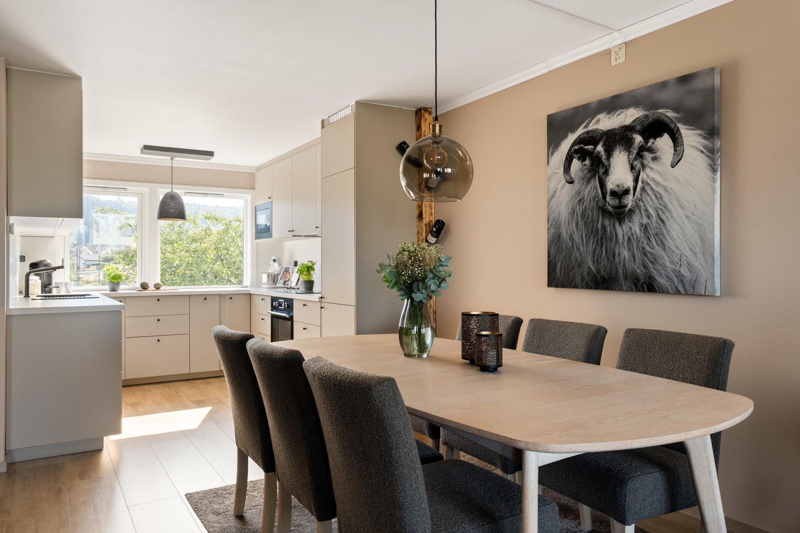 Kjøkkenet har et delikat uttrykk og rikelig med oppbevaringsplass i både skuffer og skap. Galleribilde