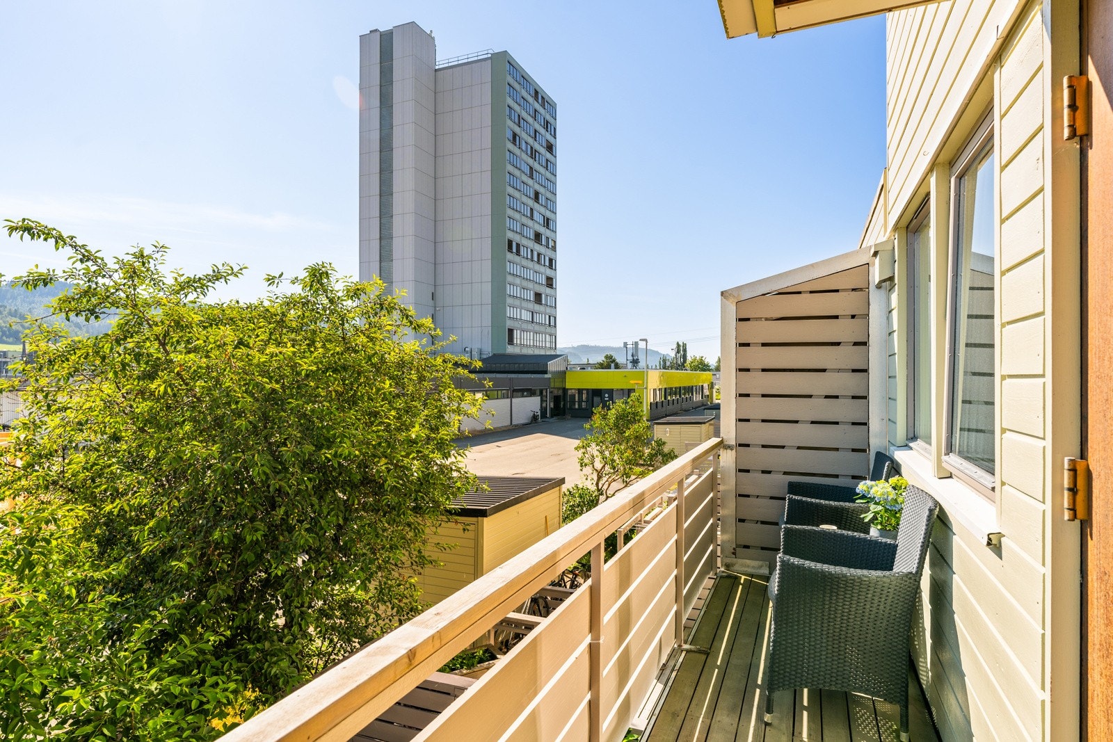 Inngangspartiet har plass til en liten sittegruppe hvor man kan nyte morgensolen. Galleribilde