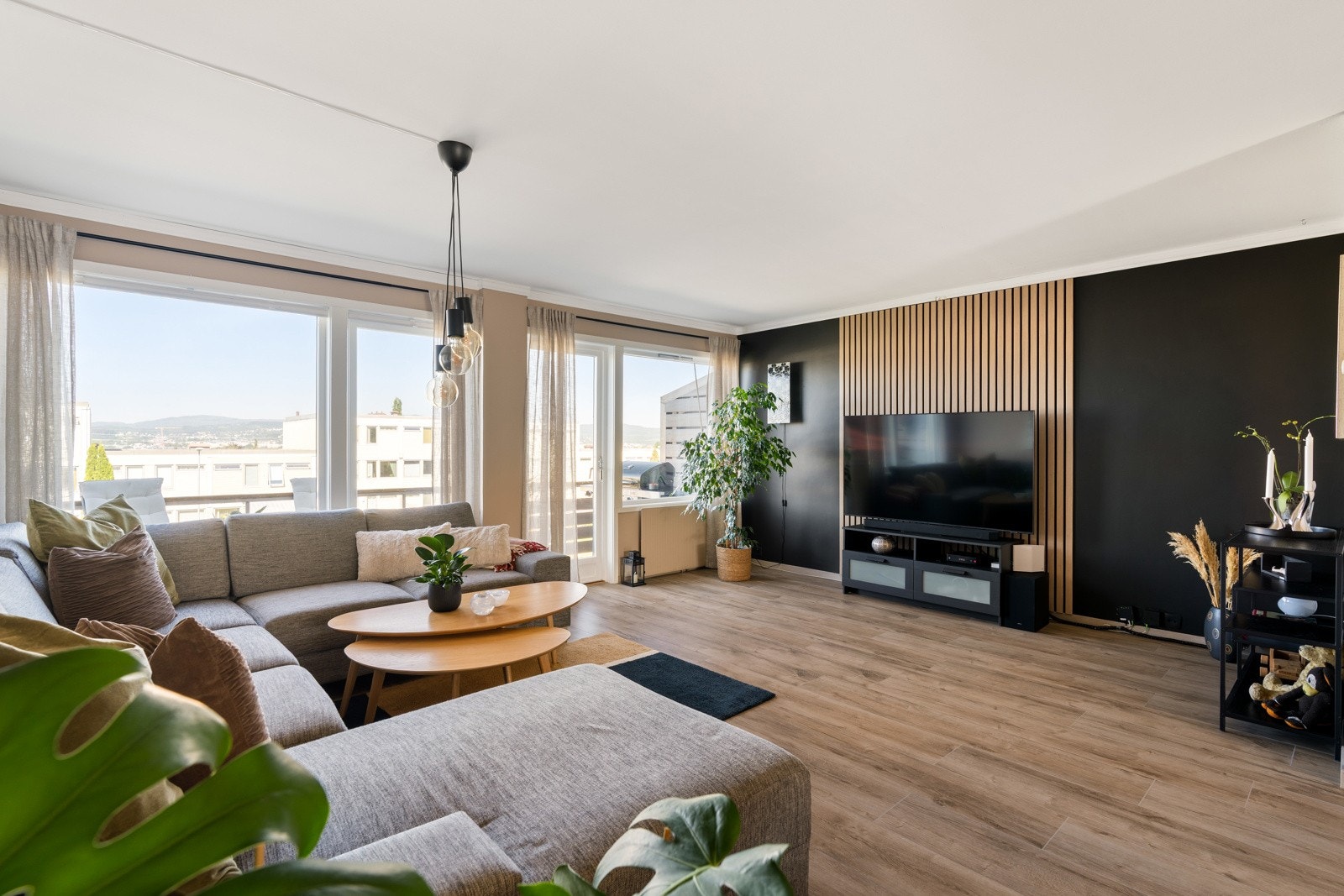 Velkommen til en særdeles lekker 4-roms leilighet over 2 plan på Utleirtunet 28E, presentert av Steinar Skaanes v/Proaktiv Eiendomsmegling Galleribilde