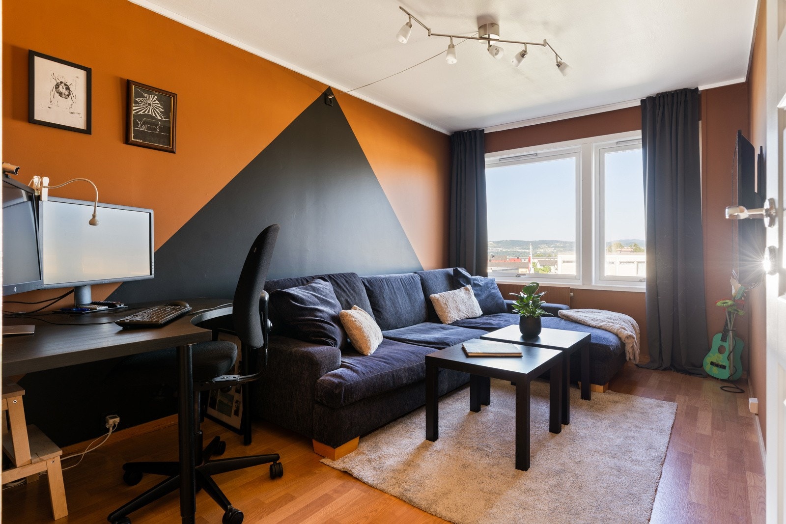 Soverom på 11 kvm. Alle rom har god plass til seng, nattbord og arbeidsbord for lekser eller hjemmekontor. Galleribilde