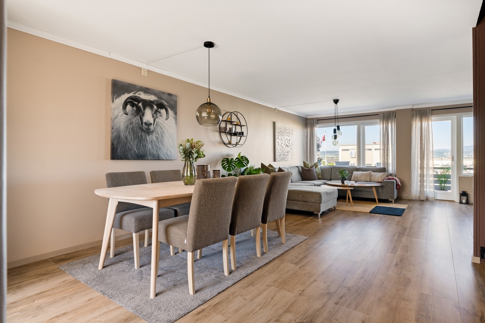 Stuen har en fin utforming og størrelse som gir plass til både spisebord, sofagruppe og mediemøblement. Galleribilde