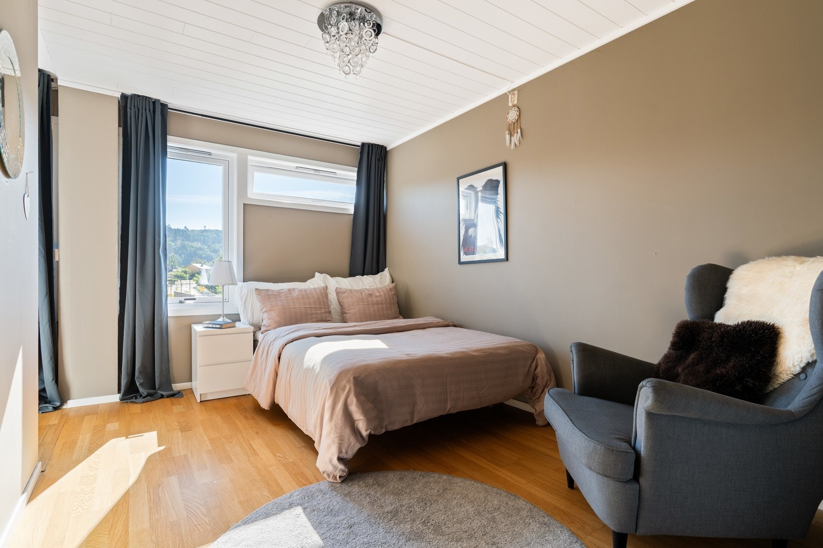 Hovedsoverommet måler 15 kvm og har svært gode garderobefasiliteter. Galleribilde