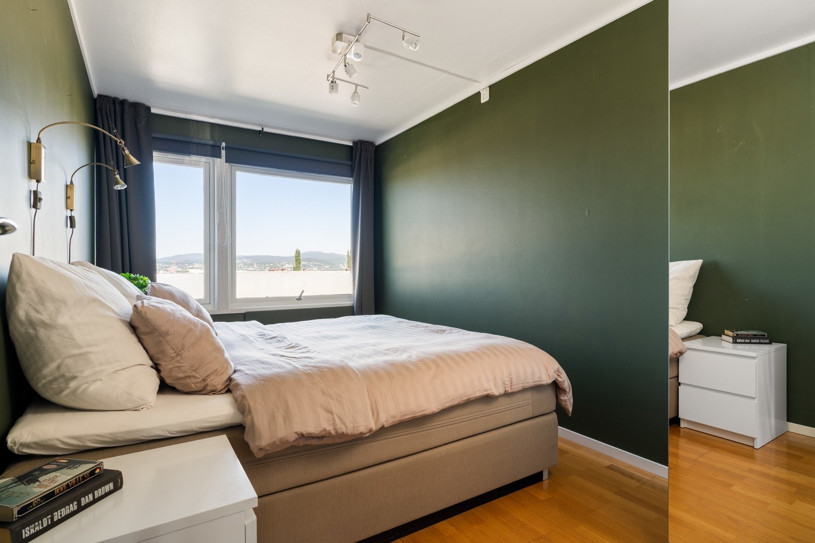 Soverom på 10 kvm med god plass til stor seng, nattbord og ulike garderobeløsninger. Galleribilde