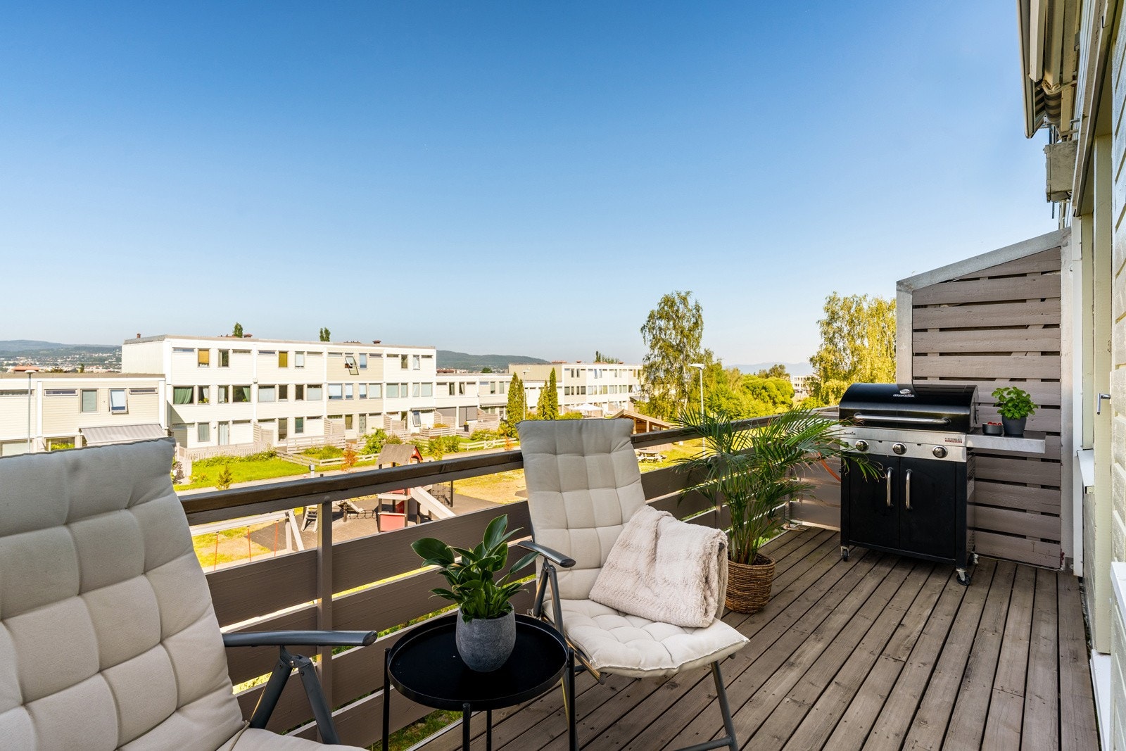 Fra leilighetens vestvendte balkong nyter man fantastiske solforhold og nydelig utsikt mot vesthimmelen. Galleribilde