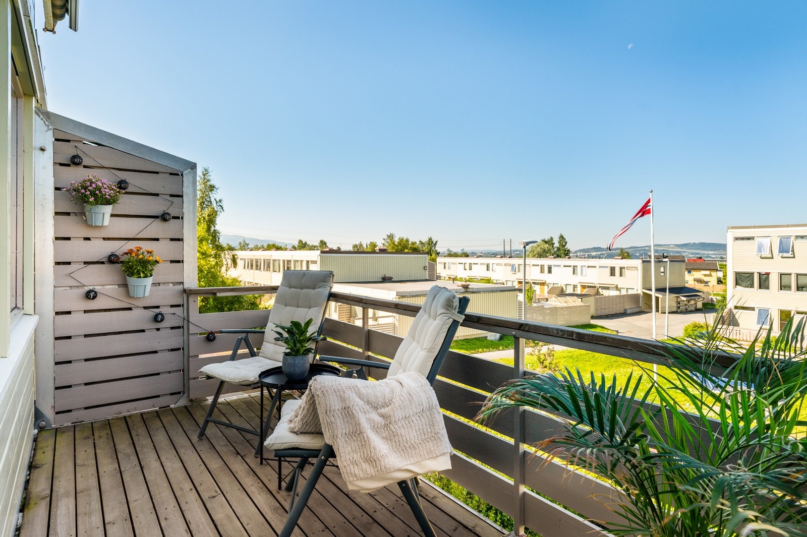 Fra stuen er det adkomst til en usjenert balkong på 9 kvm. Galleribilde