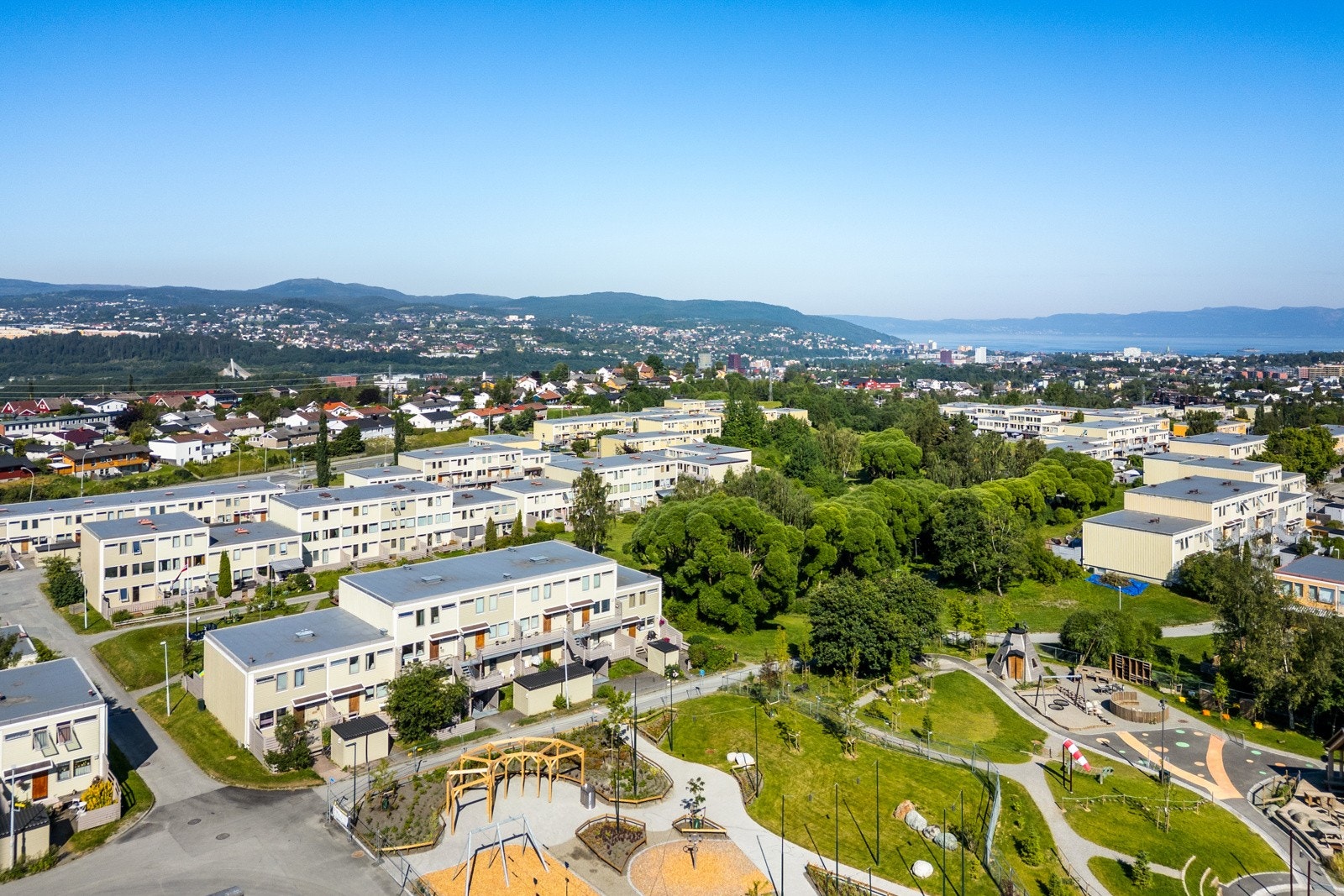 Området byr på en kombinasjon av naturskjønne omgivelser og bynære fasiliteter, noe som gjør bydelen svært attraktiv, både for barnefamilier, unge og eldre. Galleribilde