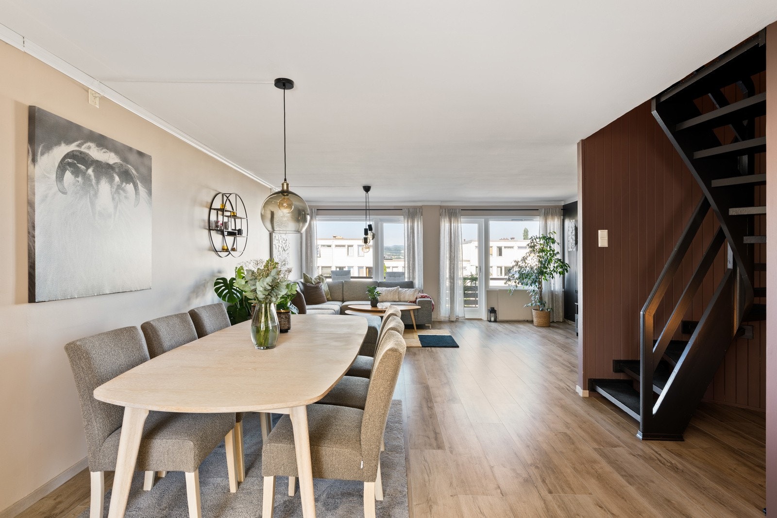 I forlengelse av entréen finner man et fantastisk allrom på 46 kvm bestående av stue, spisestue og kjøkken. Galleribilde